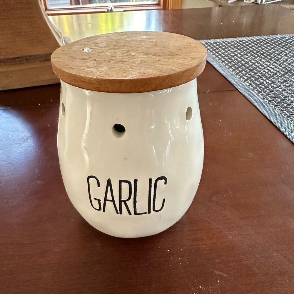 Mud Pie brand garlic keeper